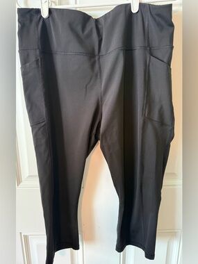 Avia Black High-Rise Athletic Capri Leggings with Side Pockets